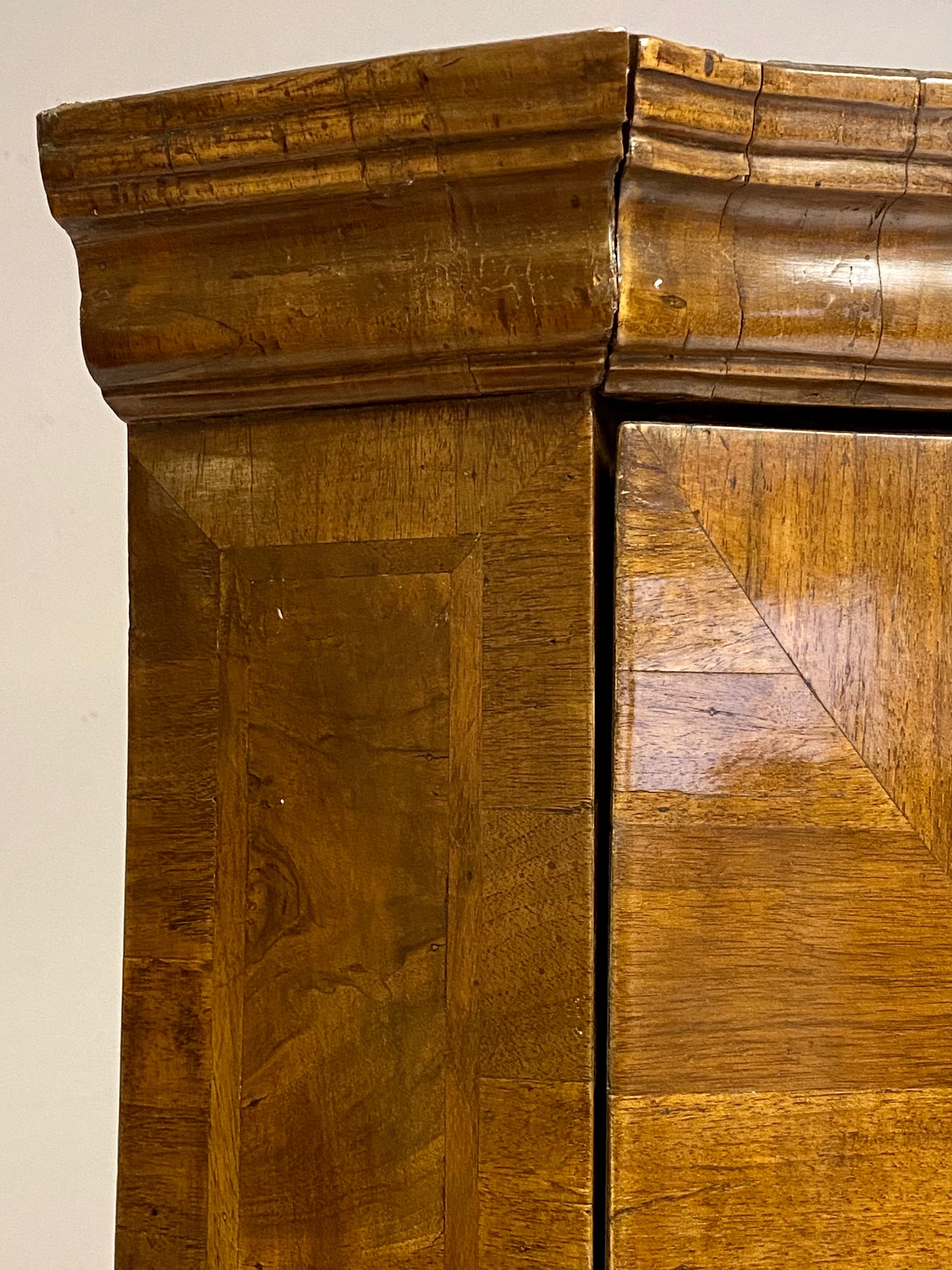 Curved Louis XIV corner cabinet. Ferrara, late 17th century