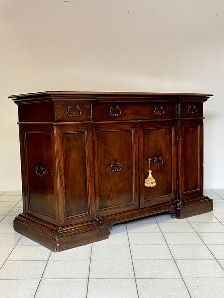 Credenza in noce con sportelli laterali . Bologna XVII secolo