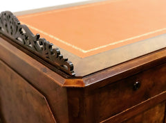 Scrivania da centro in noce e radica . Piano in pelle
