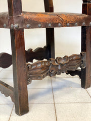 Trono Lombardo in noce con borchie . XVI - XVII secolo