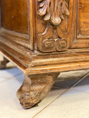 Cassapanca scolpita intarsiata . Bergamo XVII secolo