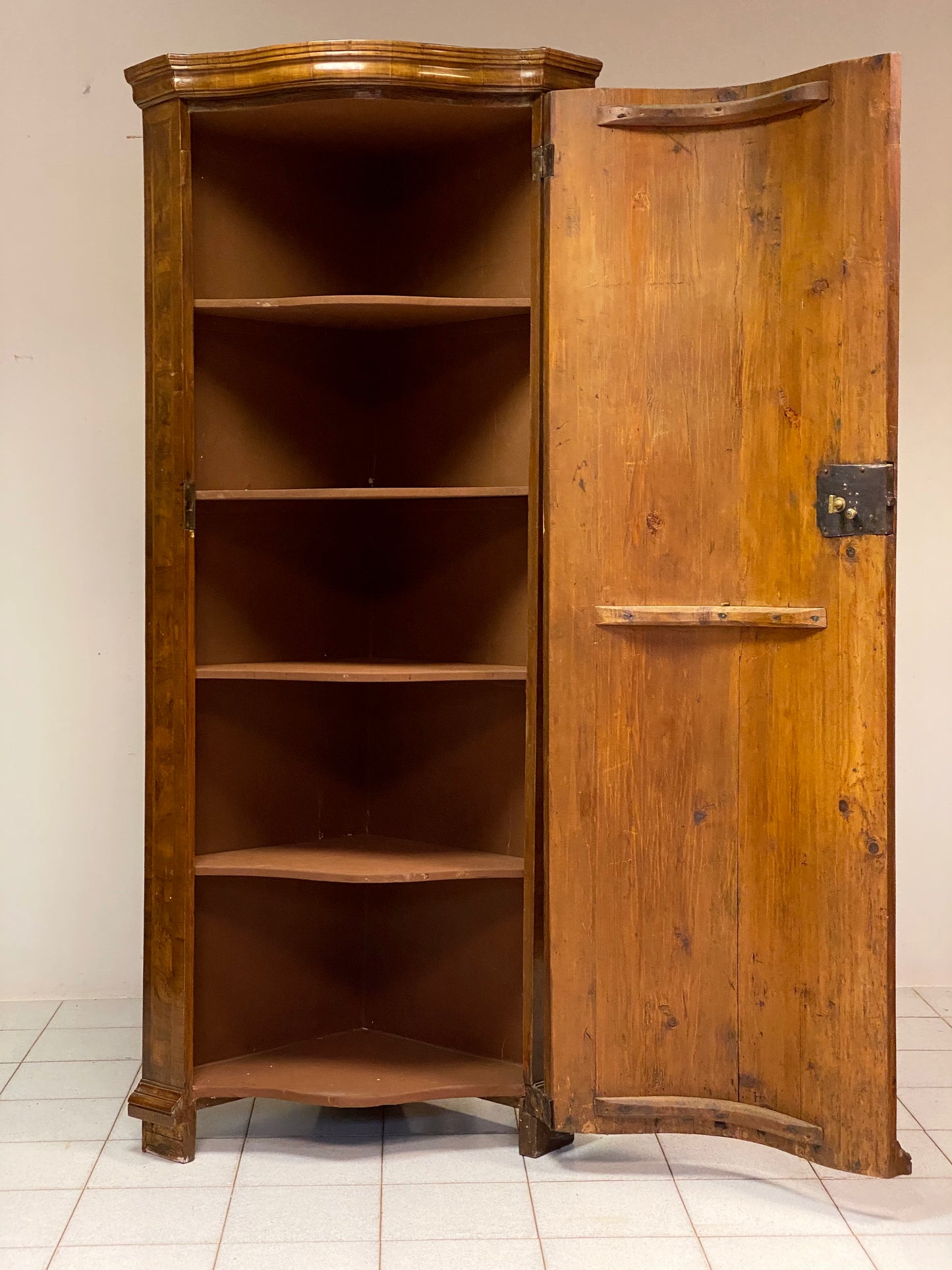 Curved Louis XIV corner cabinet. Ferrara, late 17th century