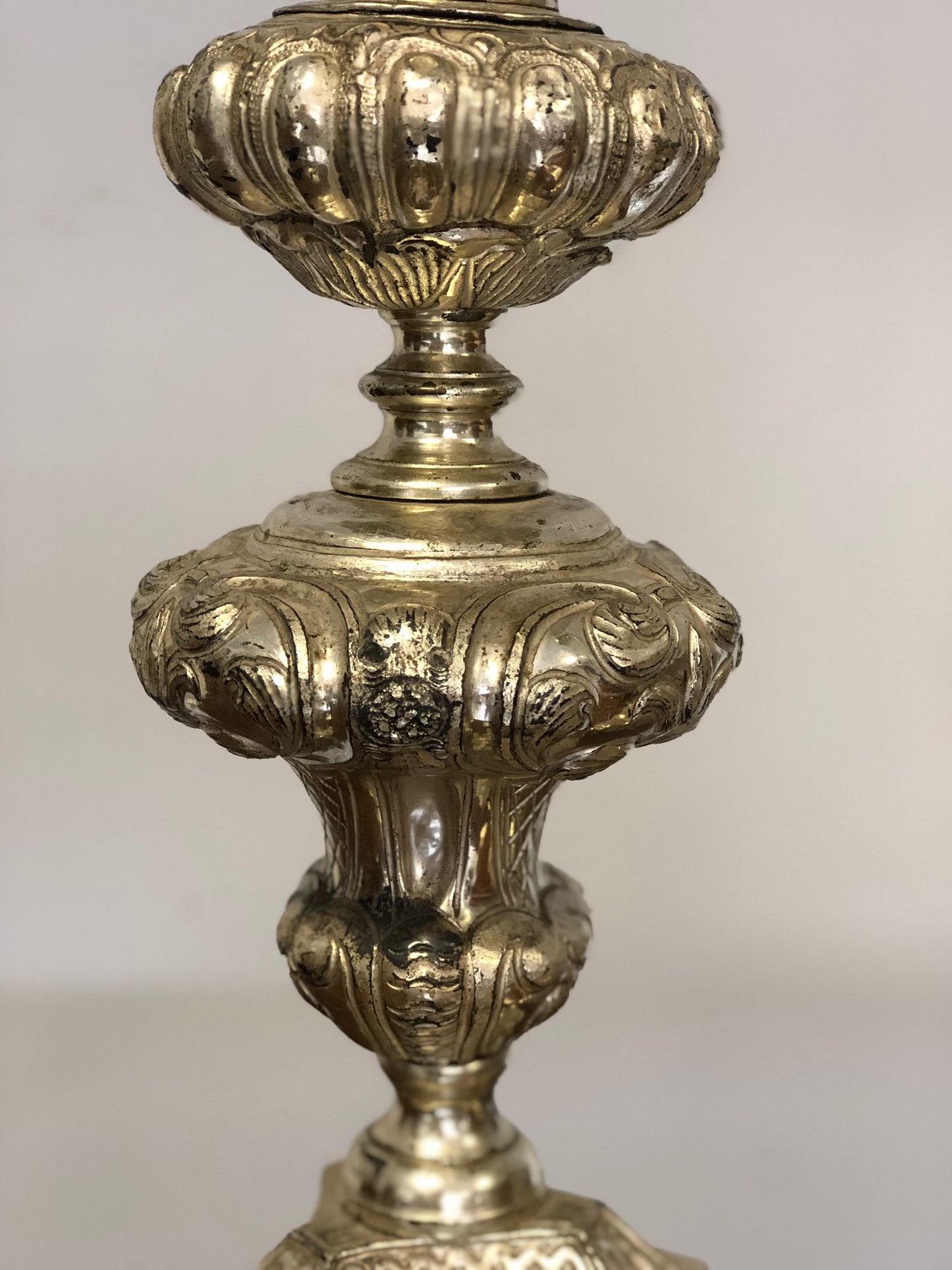 Coppia di candelieri Luigi XV in argento . Inizio XVIII secolo
