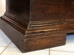Cassapanca in noce con bugna sul piano. Bologna XVII secolo