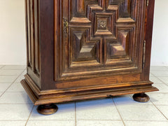 Credenza stipo in noce . XVIII secolo