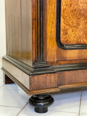Credenza lombarda due porte noce e radica .XIX secolo