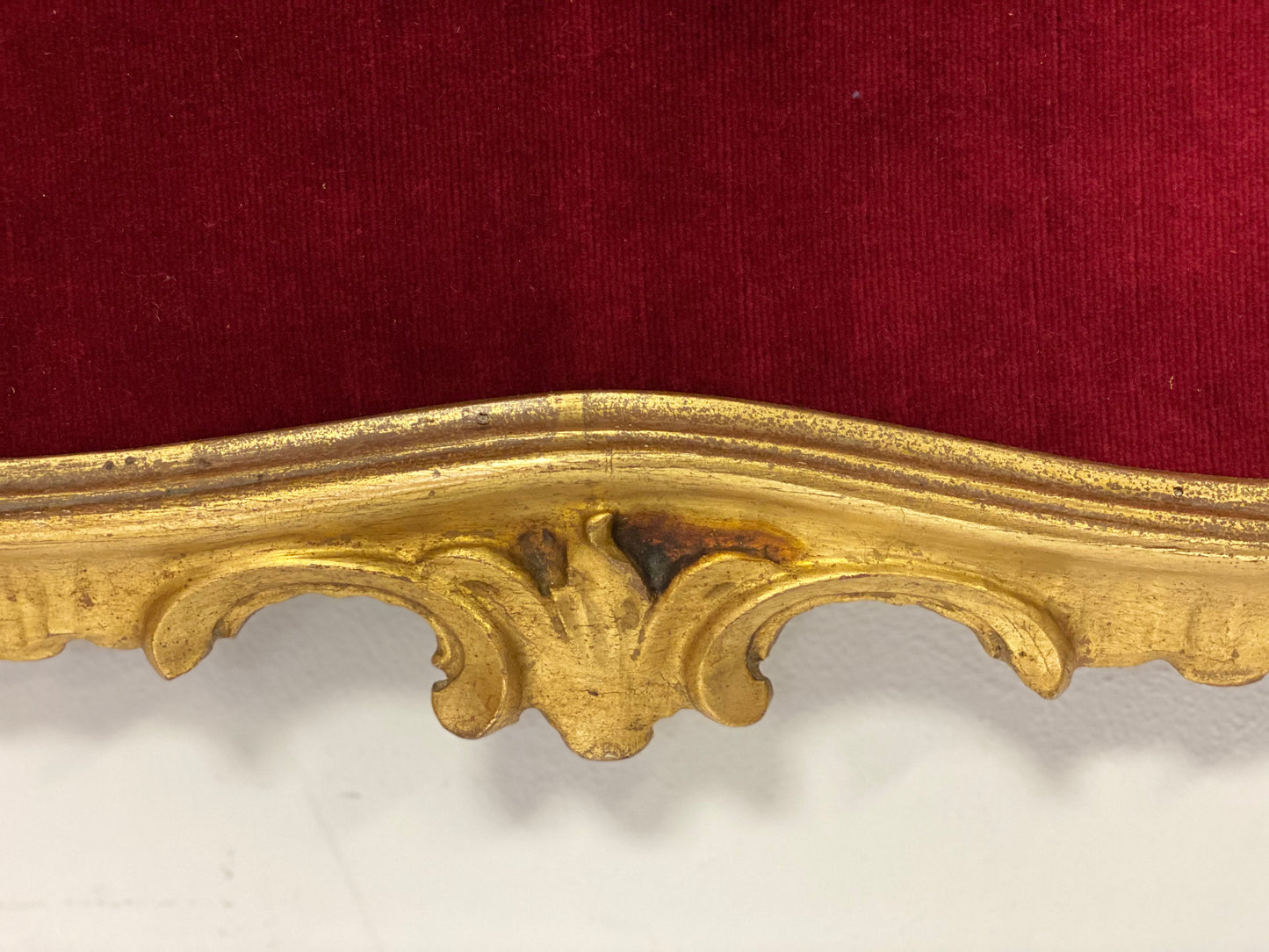 Cristo ligneo con cornice dorata coeva . Lombardia XVIII secolo