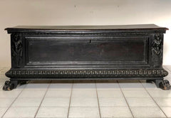 Cassapanca lombarda con cariatidi . XVII secolo