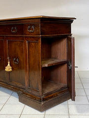 Credenza in noce con sportelli laterali . Bologna XVII secolo