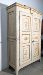 Armadio dipinto e decorato . Piemonte inizio XIX secolo