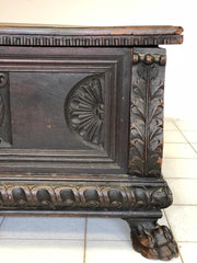Cassapanca lombarda in noce