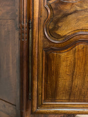 Armadio Luigi XV in noce . Restaurato. XVIII secolo