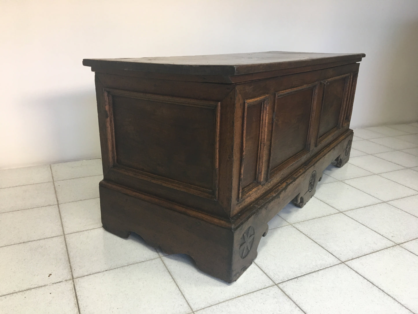 Piccola cassapanca in noce. L 134