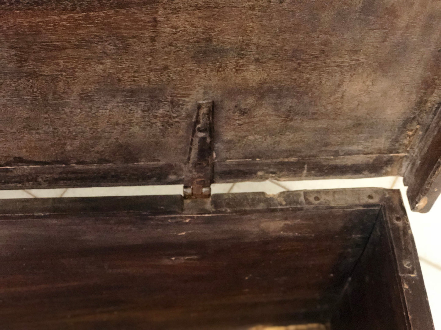 Cassapanca in noce con cariatidi scolpite e piedi ferini.Lombarda XVI secolo