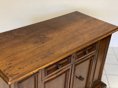 Credenza emiliana in noce. . Modena XVII secolo
