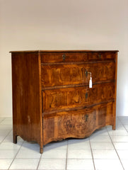 Cassettone lombardo bombato Luigi XV. . XVIII secolo