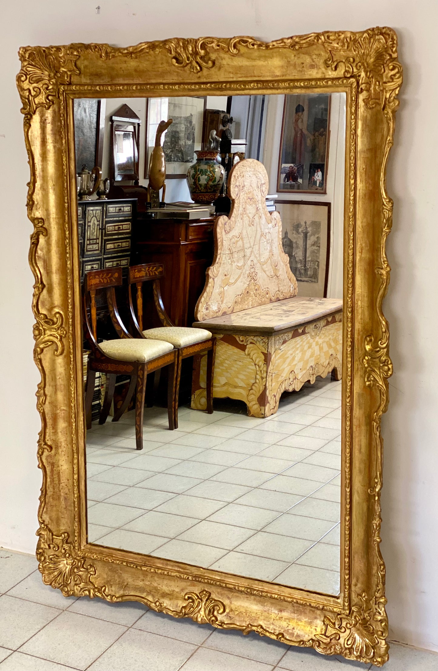 Grande specchiera lombarda in legno intagliato dorato a foglia . XIX secolo