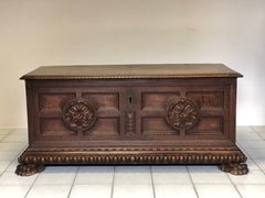 Cassapanca noce con rosoni . Torino fine XVI secolo