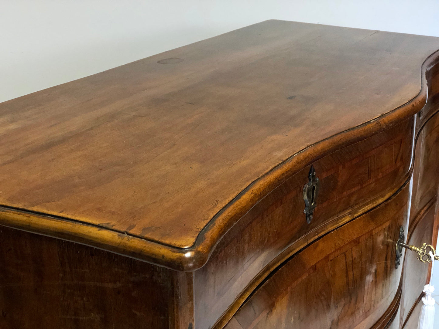 Curved Lombard chest of drawers Louis XV. 18th century