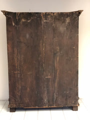 Armadio scantonato laccato e dipinto. XVIII secolo