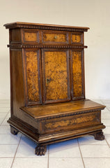 Inginocchiatoio Luigi XIV lombardo in noce e radica . XVII secolo
