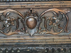 Cassapanca lombarda bresciana in noce con cariatide . Inizio 600
