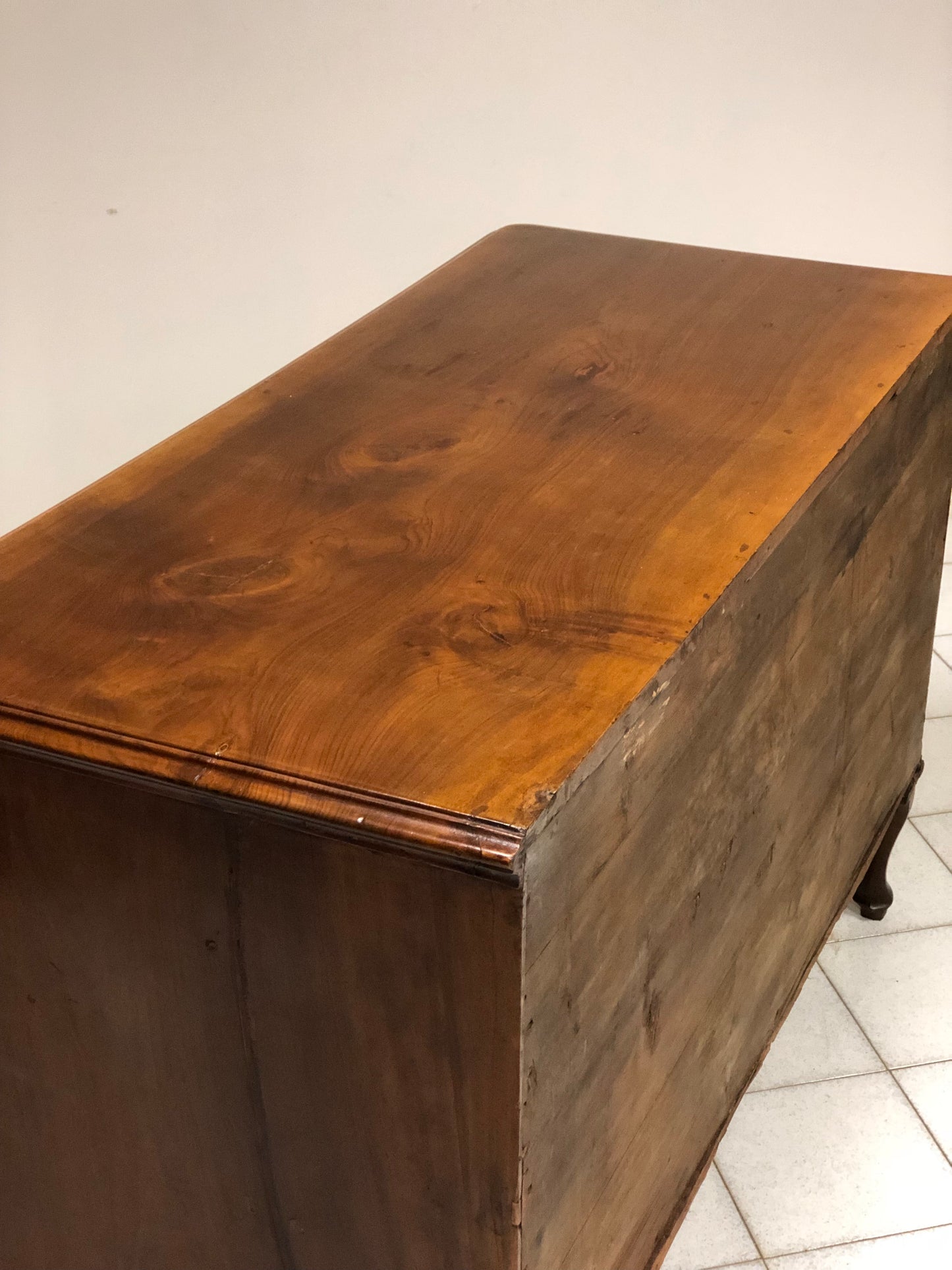 Walnut chest of drawers. Verona 18th century