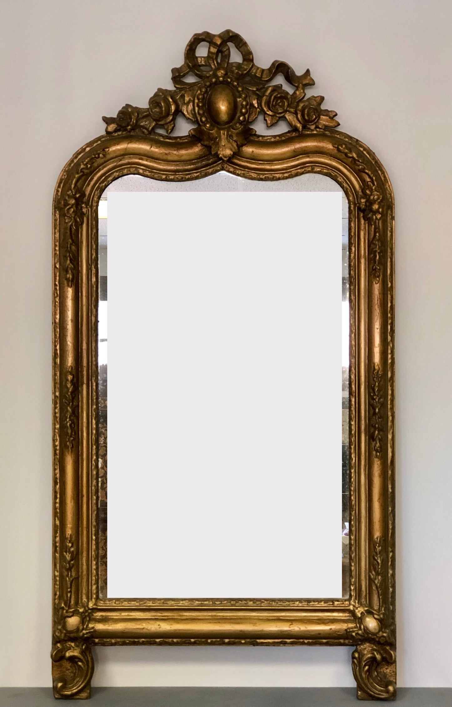 Specchiera in legno intagliato dorato . XIX secolo