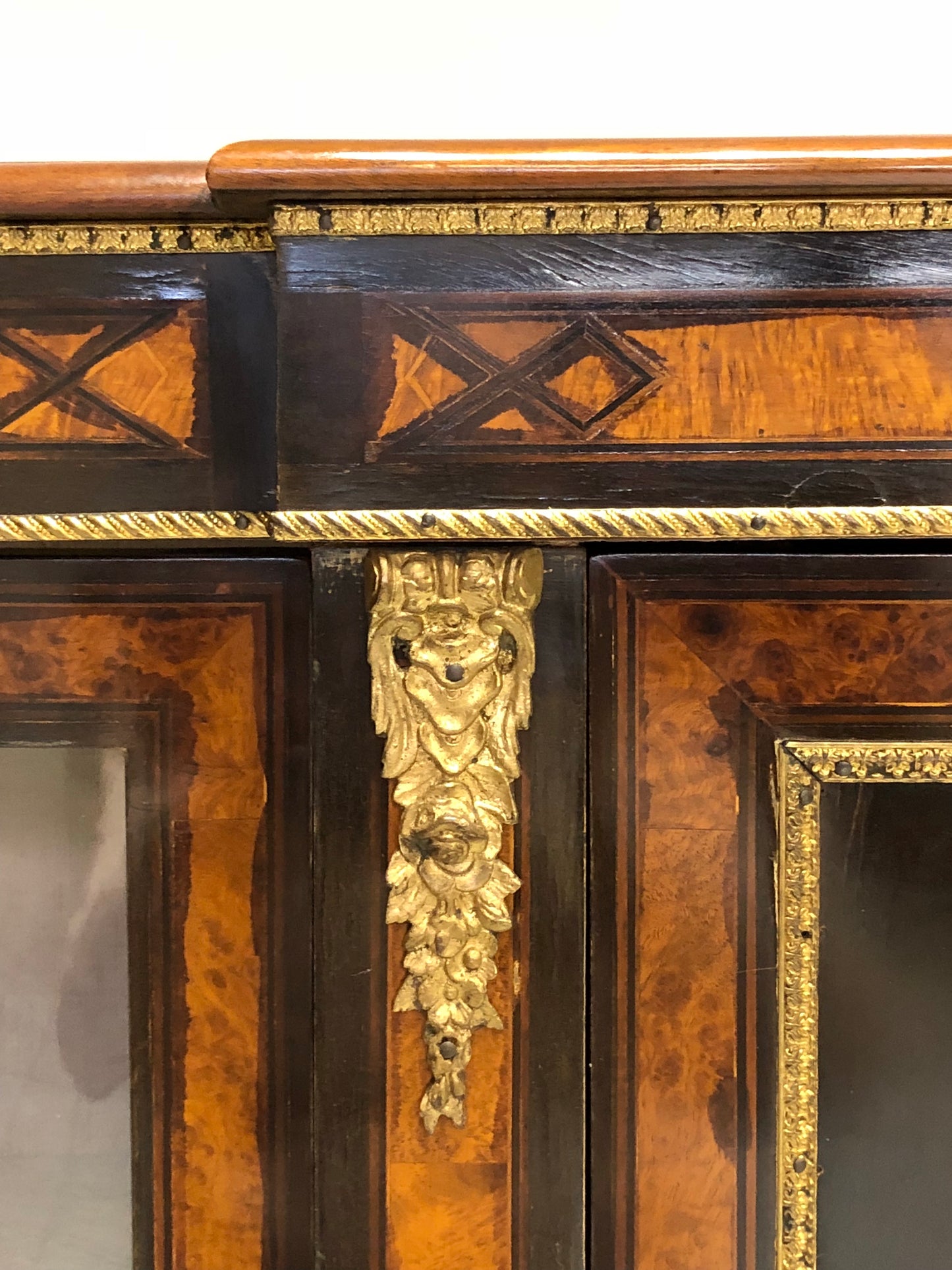Servante intarsiata . Metà del XIX secolo