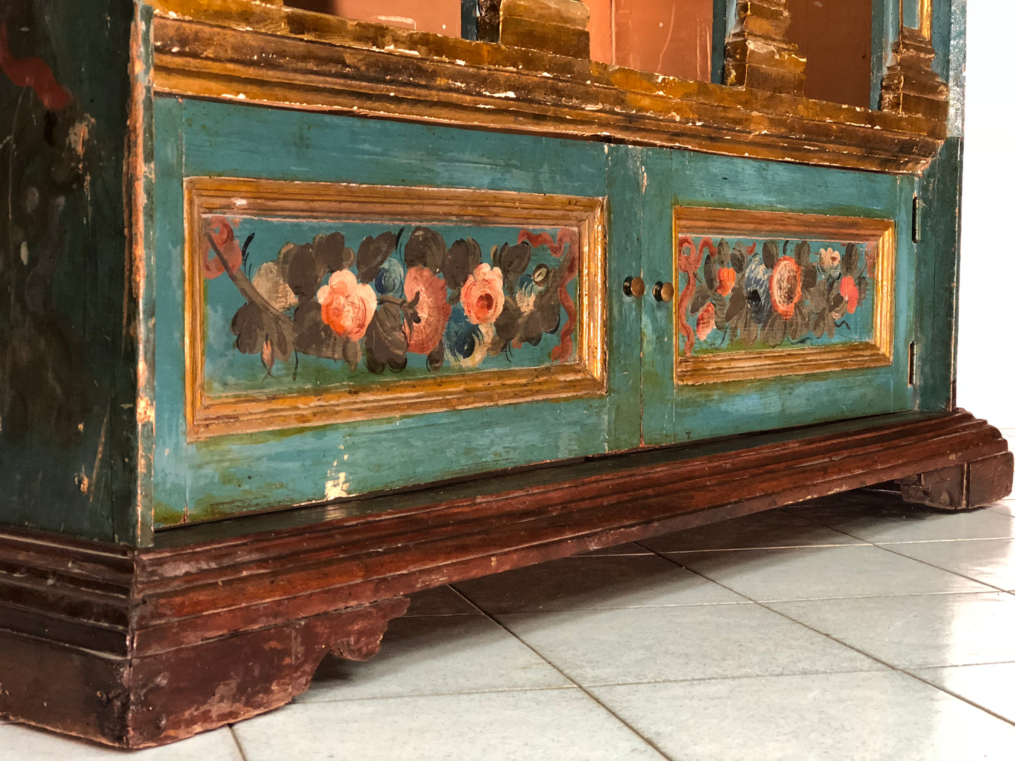 Libreria laccata e dipinta . Marche XVIII secolo