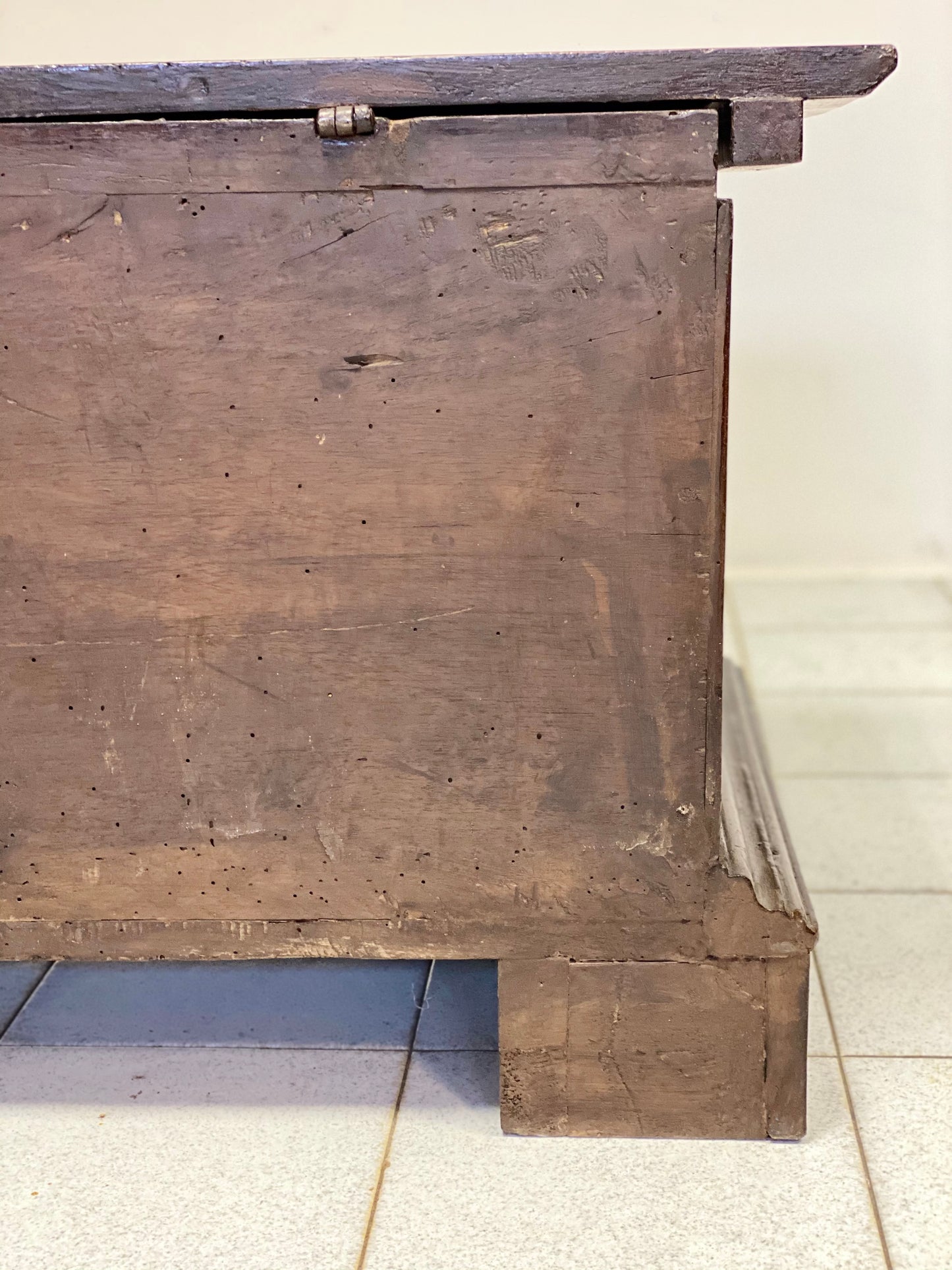 Walnut chest with coat of arms. Lombardy 18th century