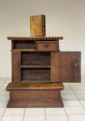 Inginocchiatoio Lombardo in legno di noce . XVII secolo