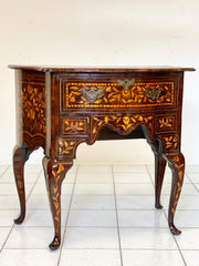 Mobiletto cassettone sagomato . Olanda XVIII secolo