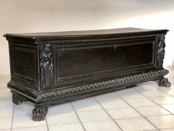 Cassapanca lombarda con cariatidi . XVII secolo