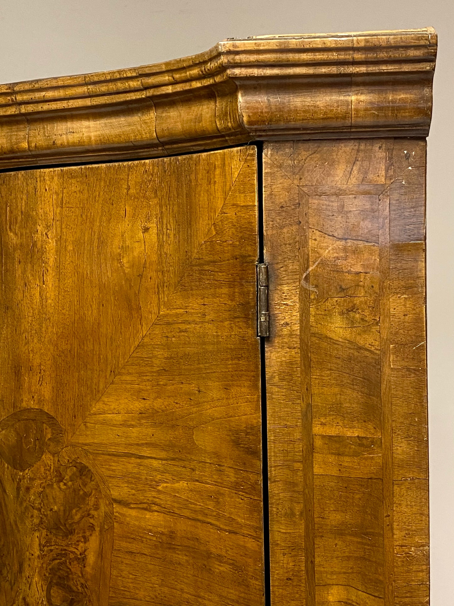 Curved Louis XIV corner cabinet. Ferrara, late 17th century