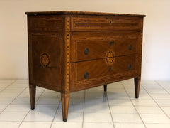 Cassettone Luigi XVI lombardo . XVIII secolo