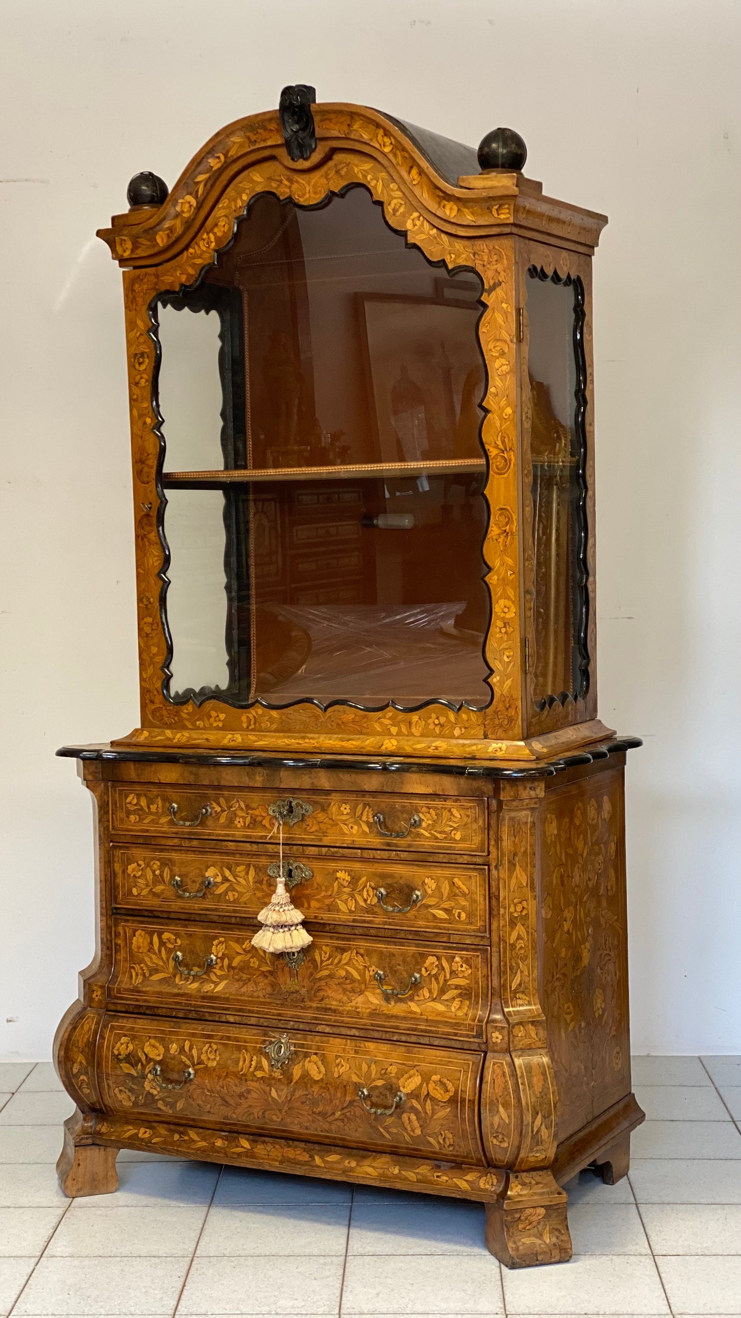 Trumeau con vetrina . Olanda inizio XIX secolo