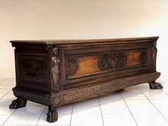 Cassapanca in legno di noce Lombardo - veneta. Fine XVI - inizio XVII secolo