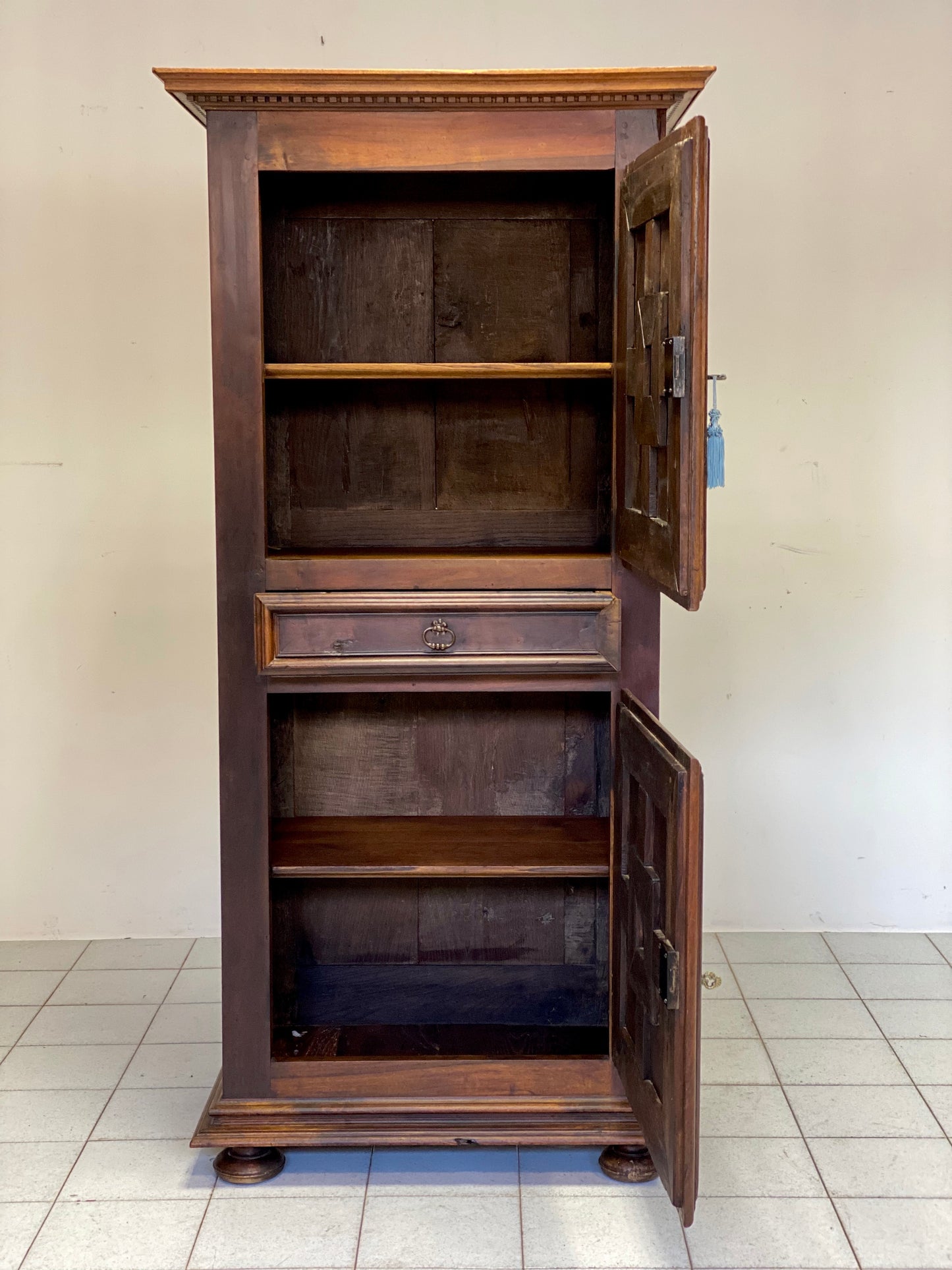 Credenza stipo in noce . XVIII secolo