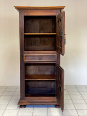 Credenza stipo in noce . XVIII secolo