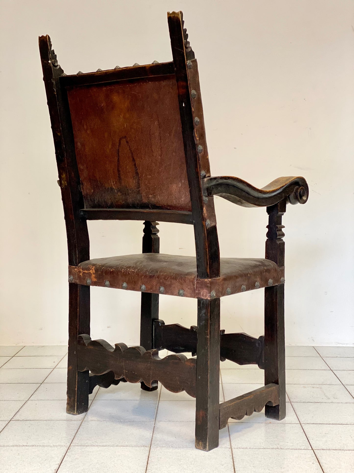 Lombard throne in walnut with studs. XVI - XVII century