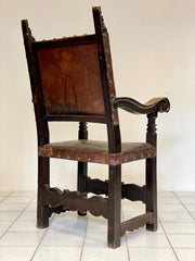 Trono Lombardo in noce con borchie . XVI - XVII secolo
