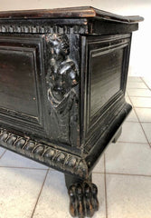 Cassapanca lombarda con cariatidi . XVII secolo