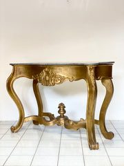 Console lombarda sagomata in legno intagliato e dorato. XIX secolo