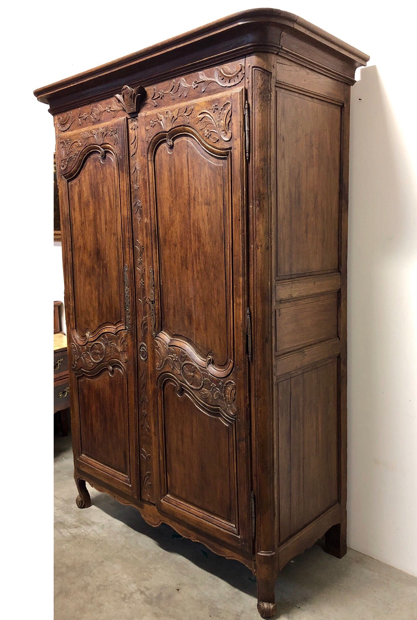 Louis XV carved wardrobe. Early 18th century