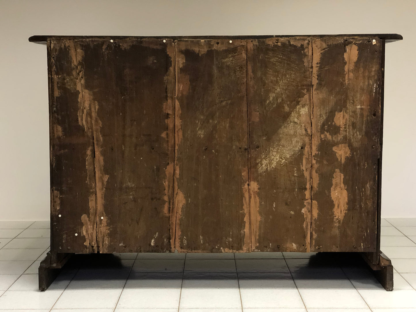 Emilian walnut chest of drawers. Bologna 17th century