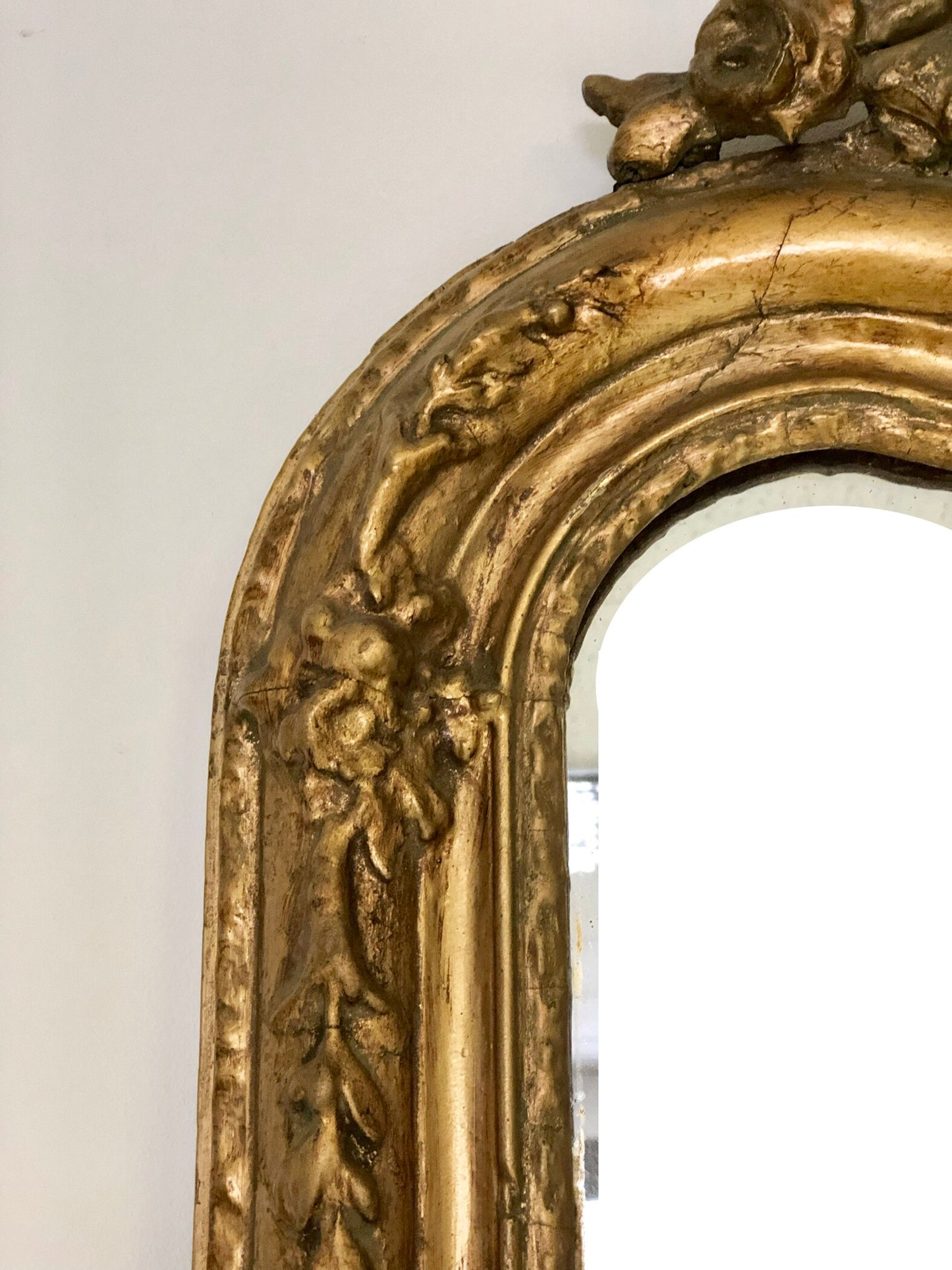 Specchiera in legno intagliato dorato . XIX secolo