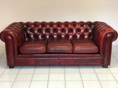 Divano chesterfield cuoio bordeaux. Inghilterra XX secolo