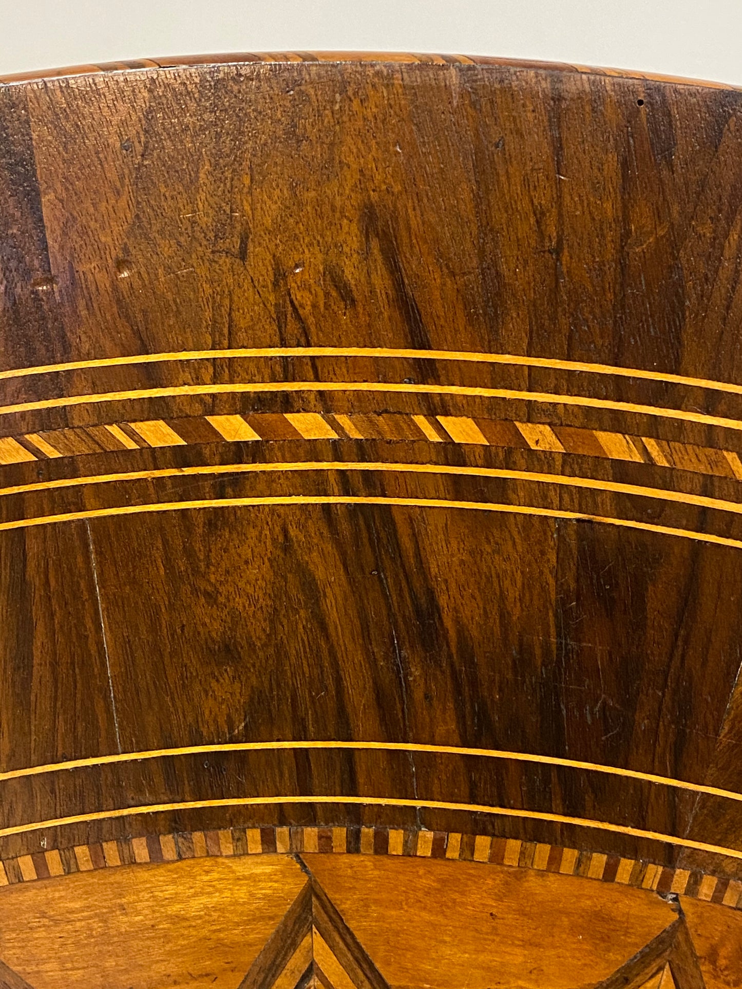Inlaid table. Rolo. D 97 cm 19th century