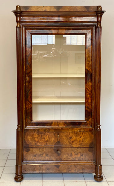 Vetrina Carlo X lombarda noce . XIX secolo